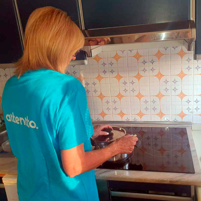 cuidadora de mayores en murcia cuidando de una persona dependiente
